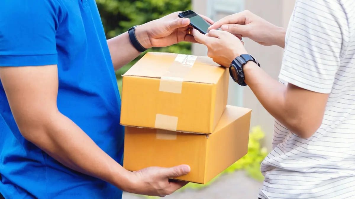Customer confirming a parcel delivery on a phone